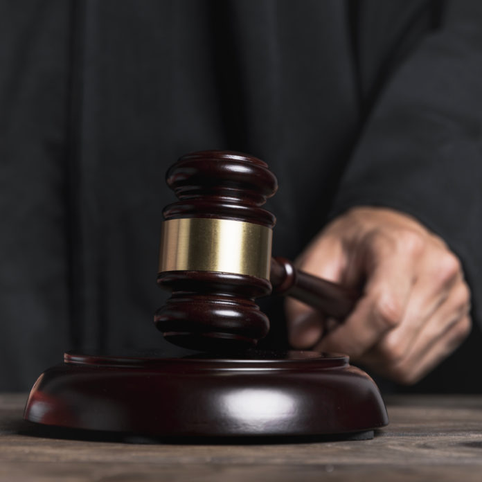 Gavel_giudice_Table photo created by freepik